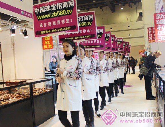 中国珠宝招商网美女模特在展馆内的宣传